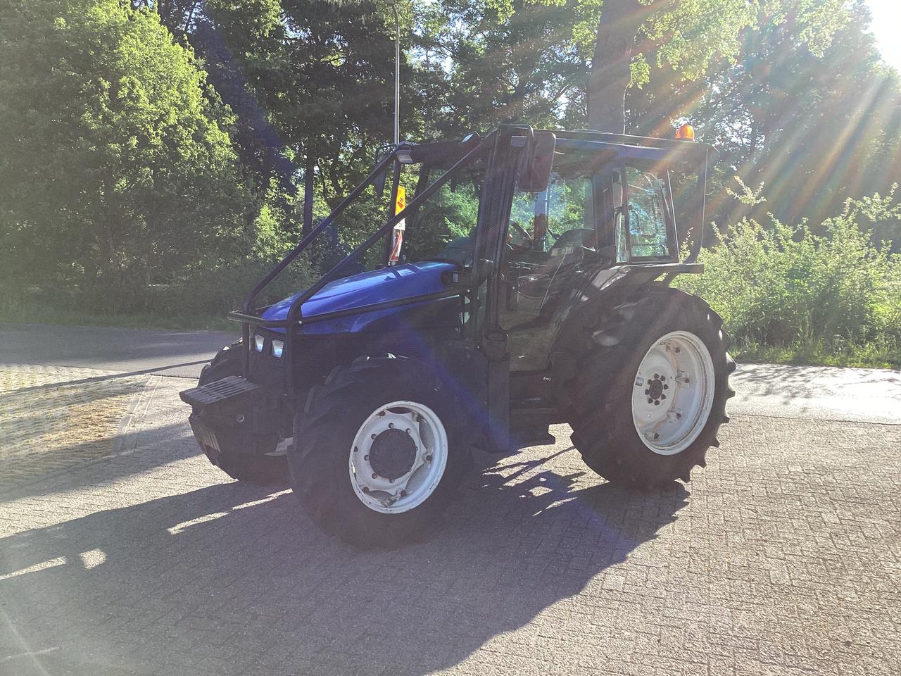 New Holland TL 100 met bosbouw